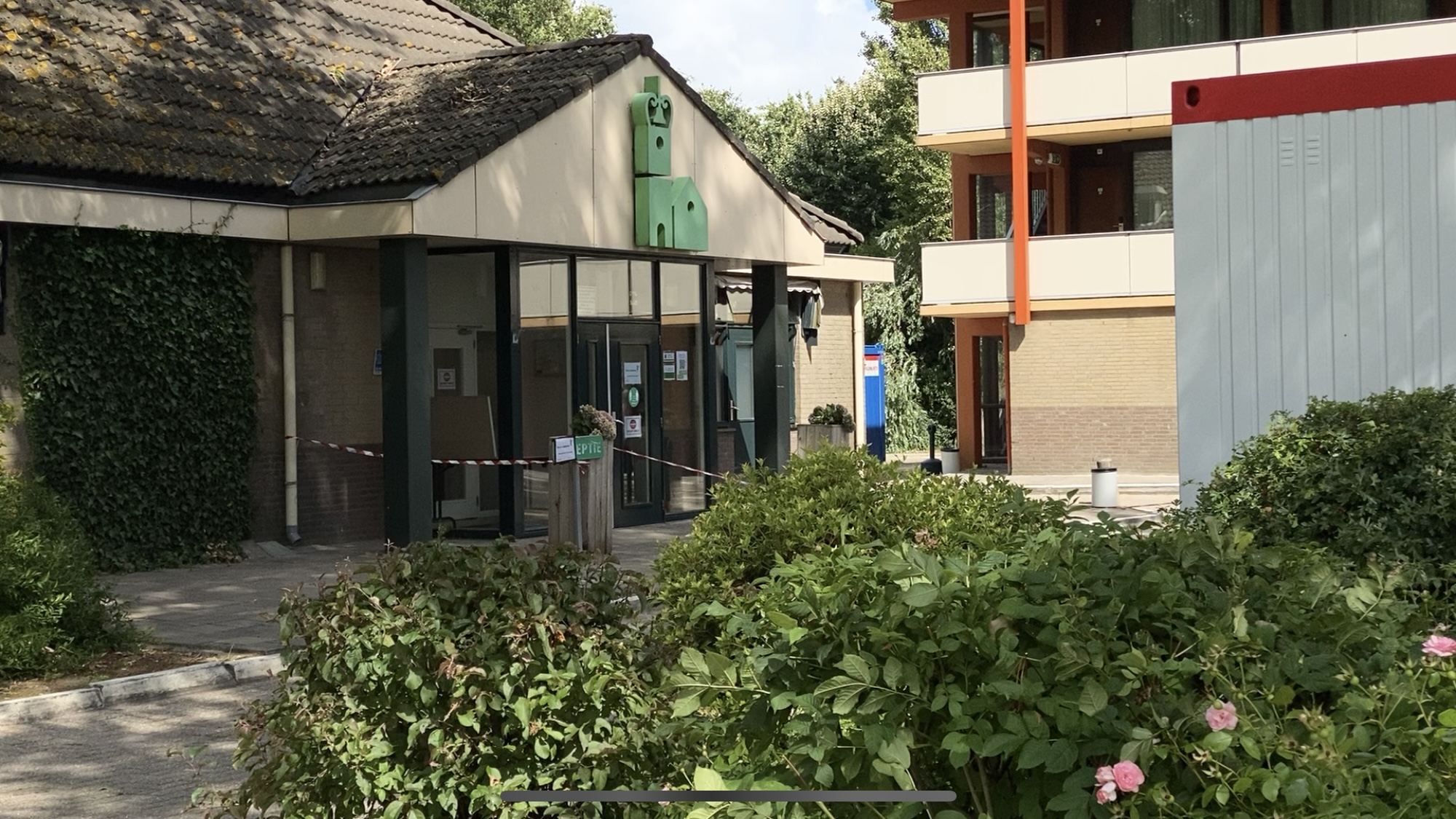 VIDEO: Eerste bewoners noodopvang Goutum komen aan: “Buurt kom maar op met jullie klussen”