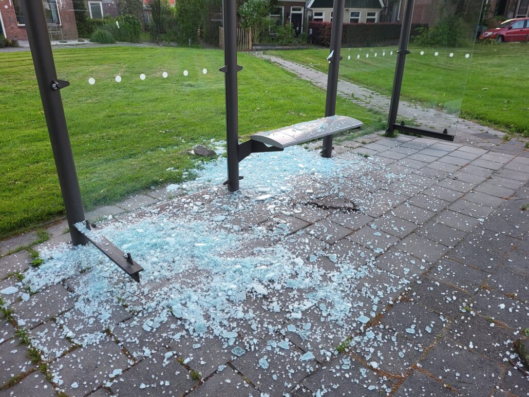 Vier jongens vernielen glas bushokje Bregepaad in Grou