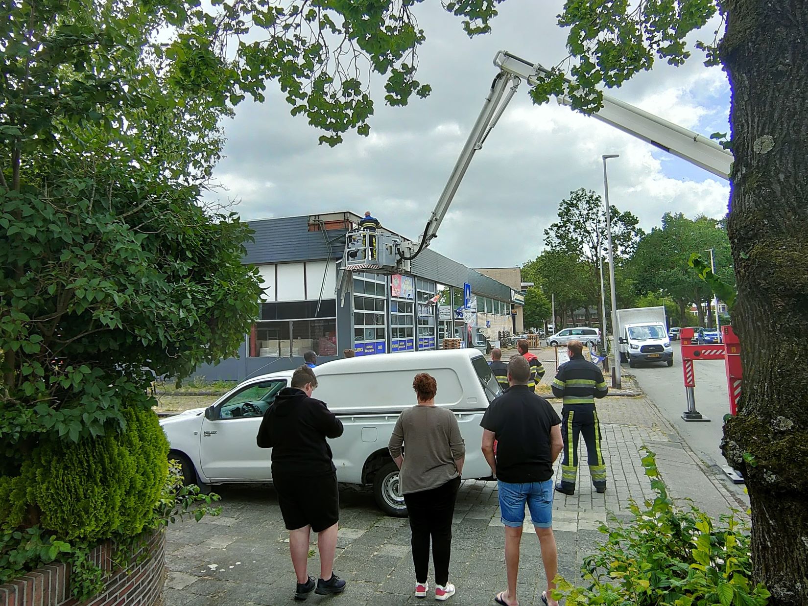 Gevelplaten door harde wind losgeraakt in Leeuwarden