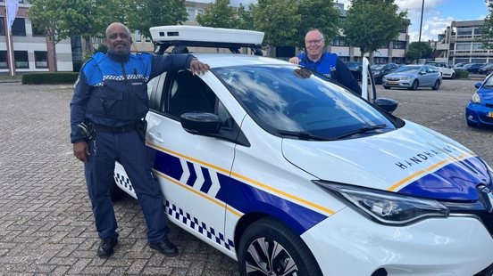 In Leeuwarden rijdt sinds kort een scan-auto tegen foutparkeerders rond