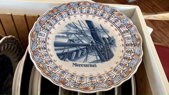 Jubileum Fries jacht Mercurius wordt gevierd met etentje op authentiek Makkumer serviesgoed