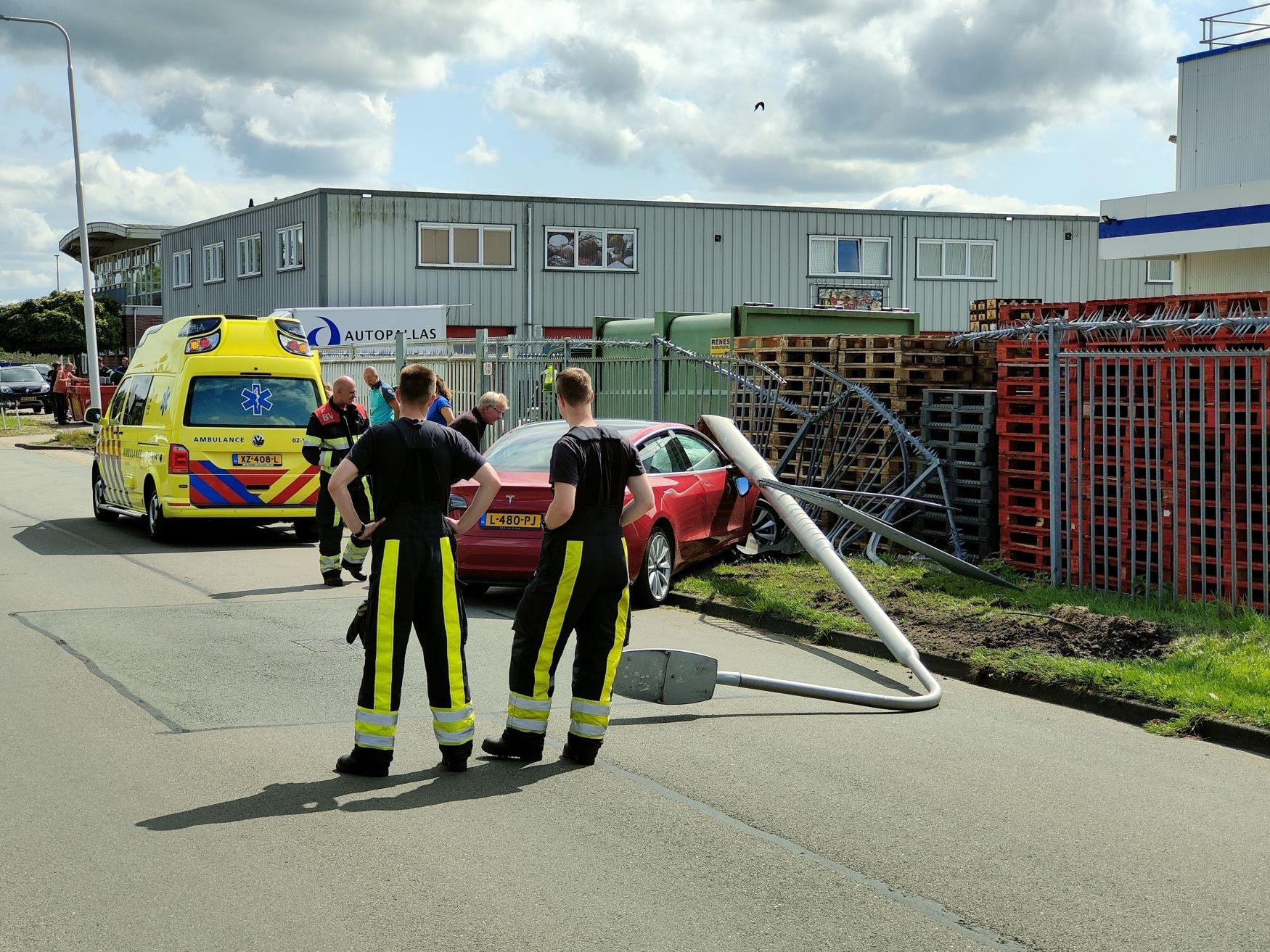 Automobilist ramt lantaarnpaal en eindigt in hekwerk in Leeuwarden