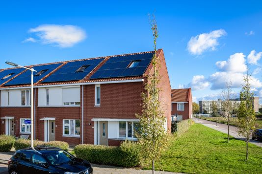 Vijf keer meer zonnepanelen, maar ook vaker een overbelast stroomnet in Fryslân