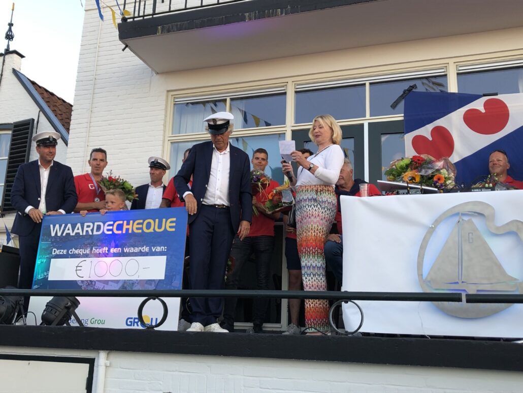 Pleatslik Belang Grou schenkt €1000,- aan SKS-kampioensskûtsje It Doarp Grou