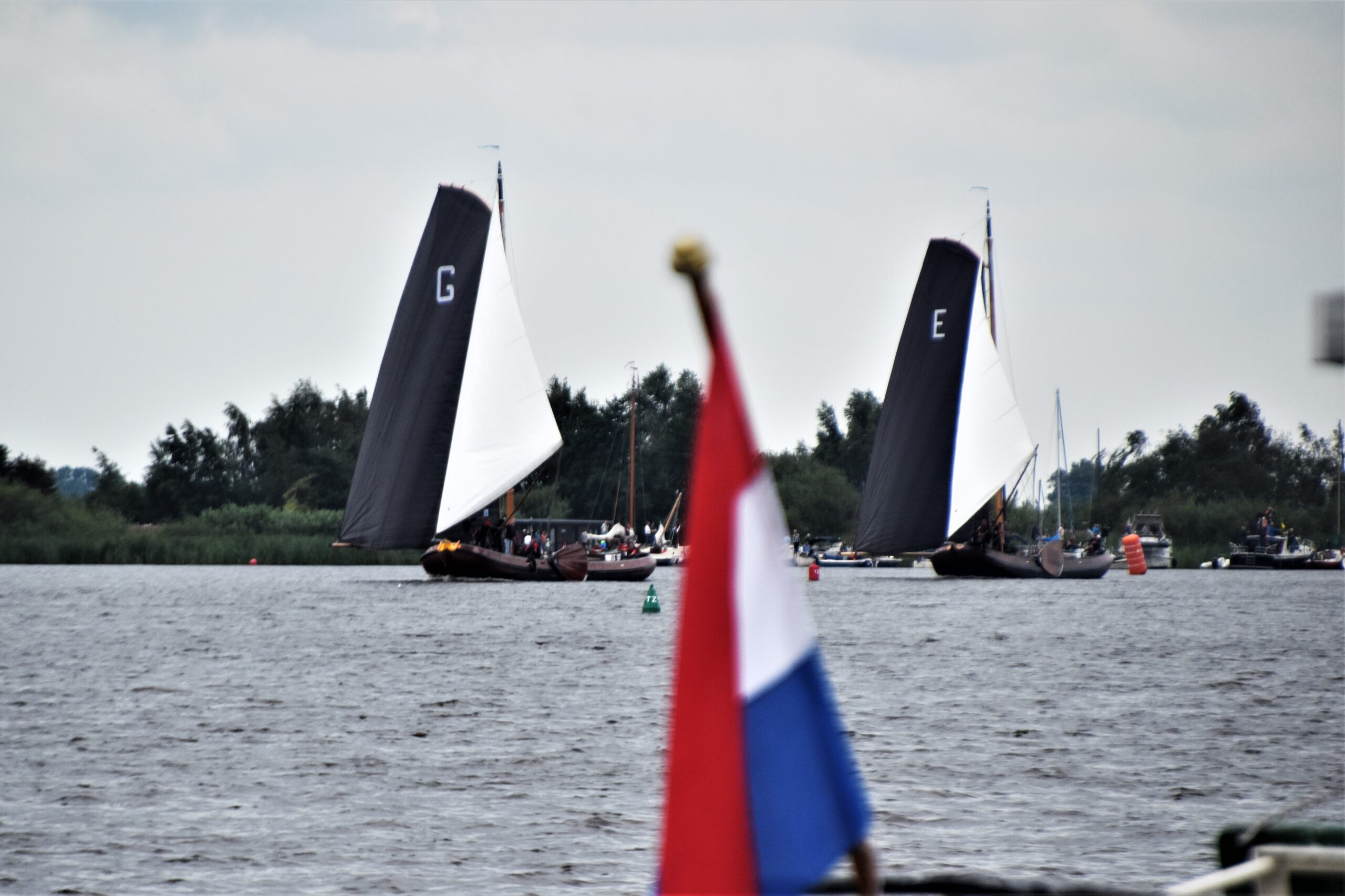 Skûtsje Doarp Grou heerst op eigen water en wint