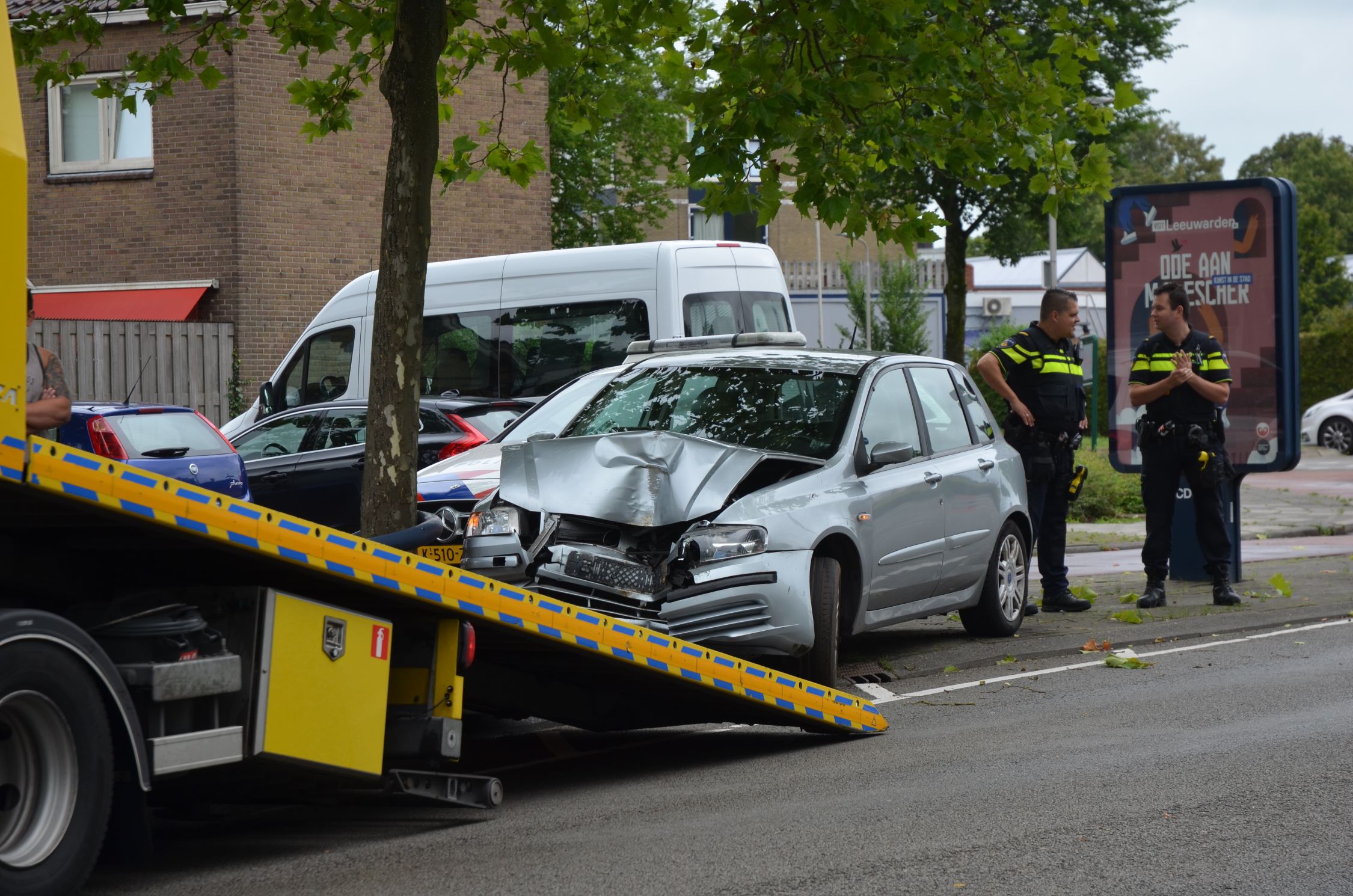 Auto tegen boom op het Noordvliet in Leeuwarden