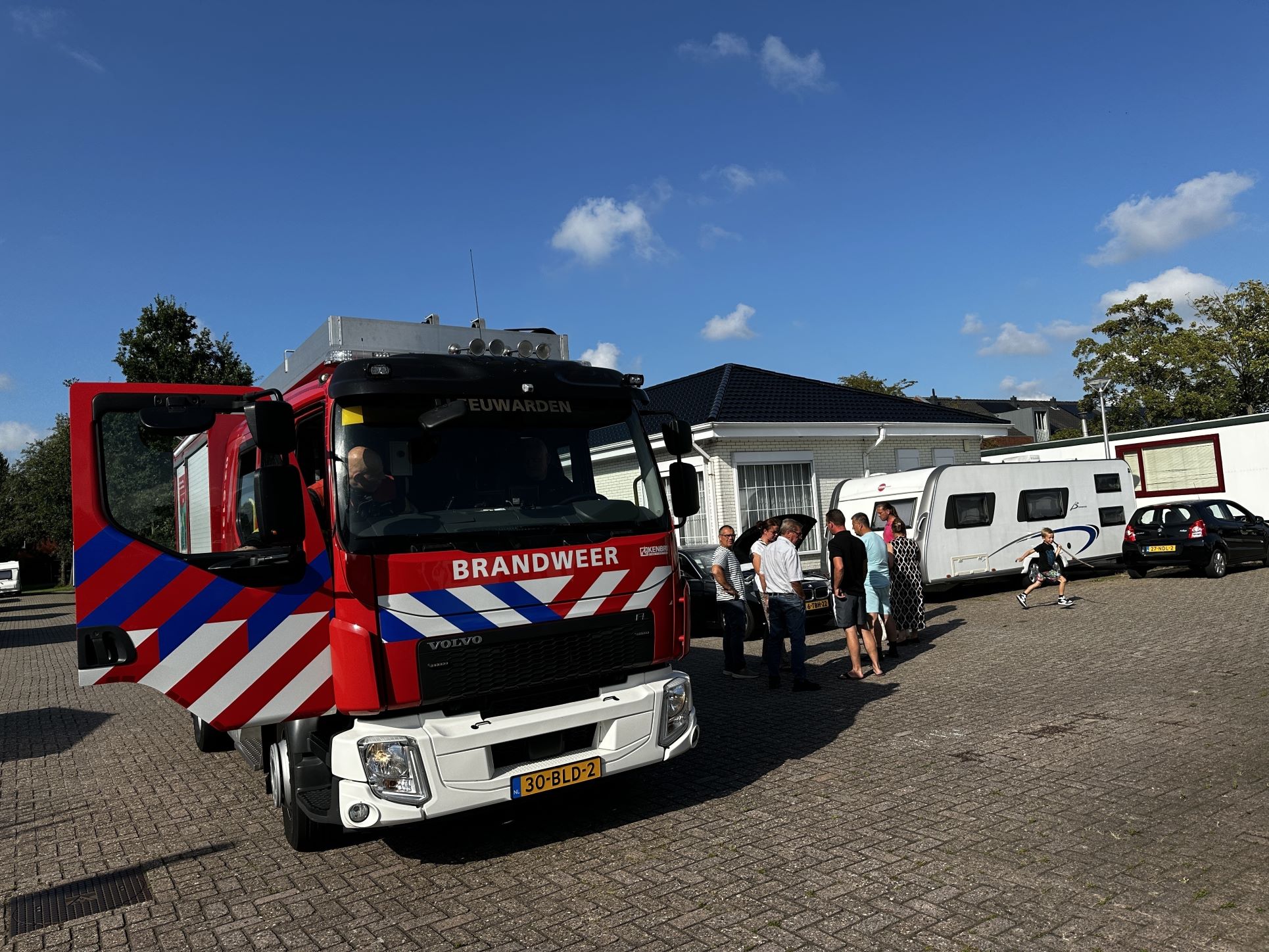Brand in motor van auto te Leeuwarden