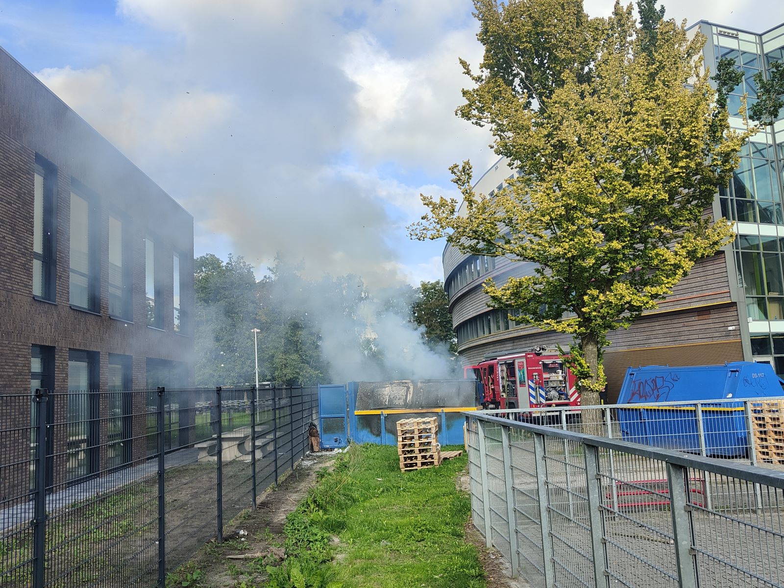 Papiercontainer in de fik in Leeuwarden