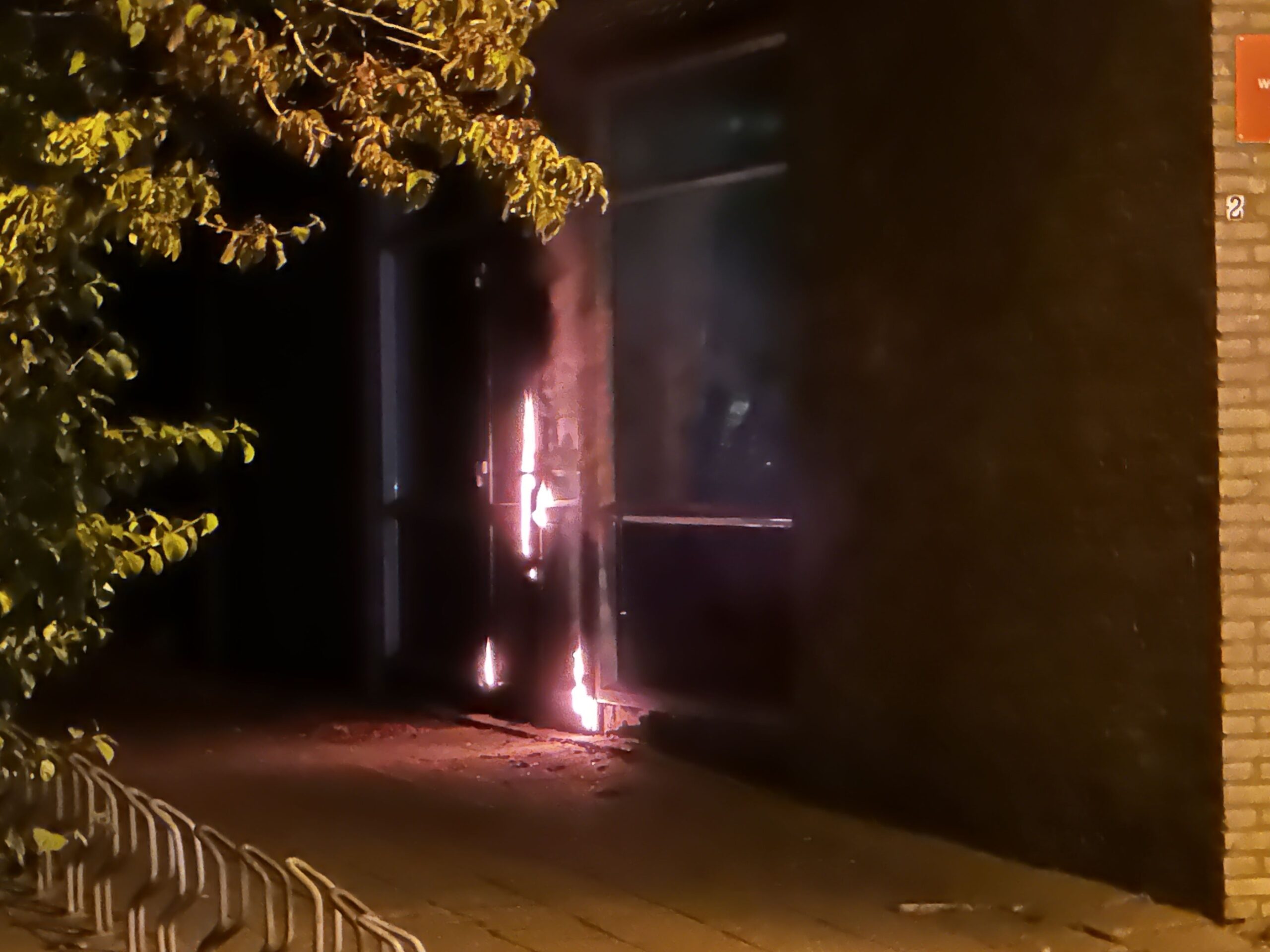Deur in brand van oude gymzaal in Leeuwarden