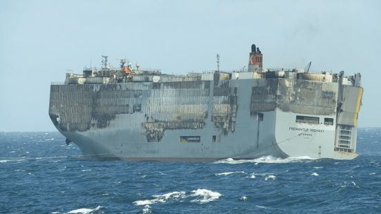 Fremantle Highway wordt naar Eemshaven gesleept