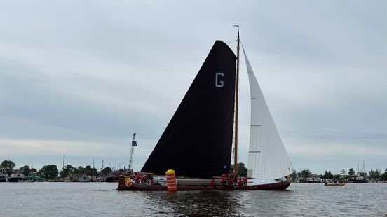 Skûtsje Grou wint eerste SKS-wedstrijd, Heerenveen slaat om bij windstoot