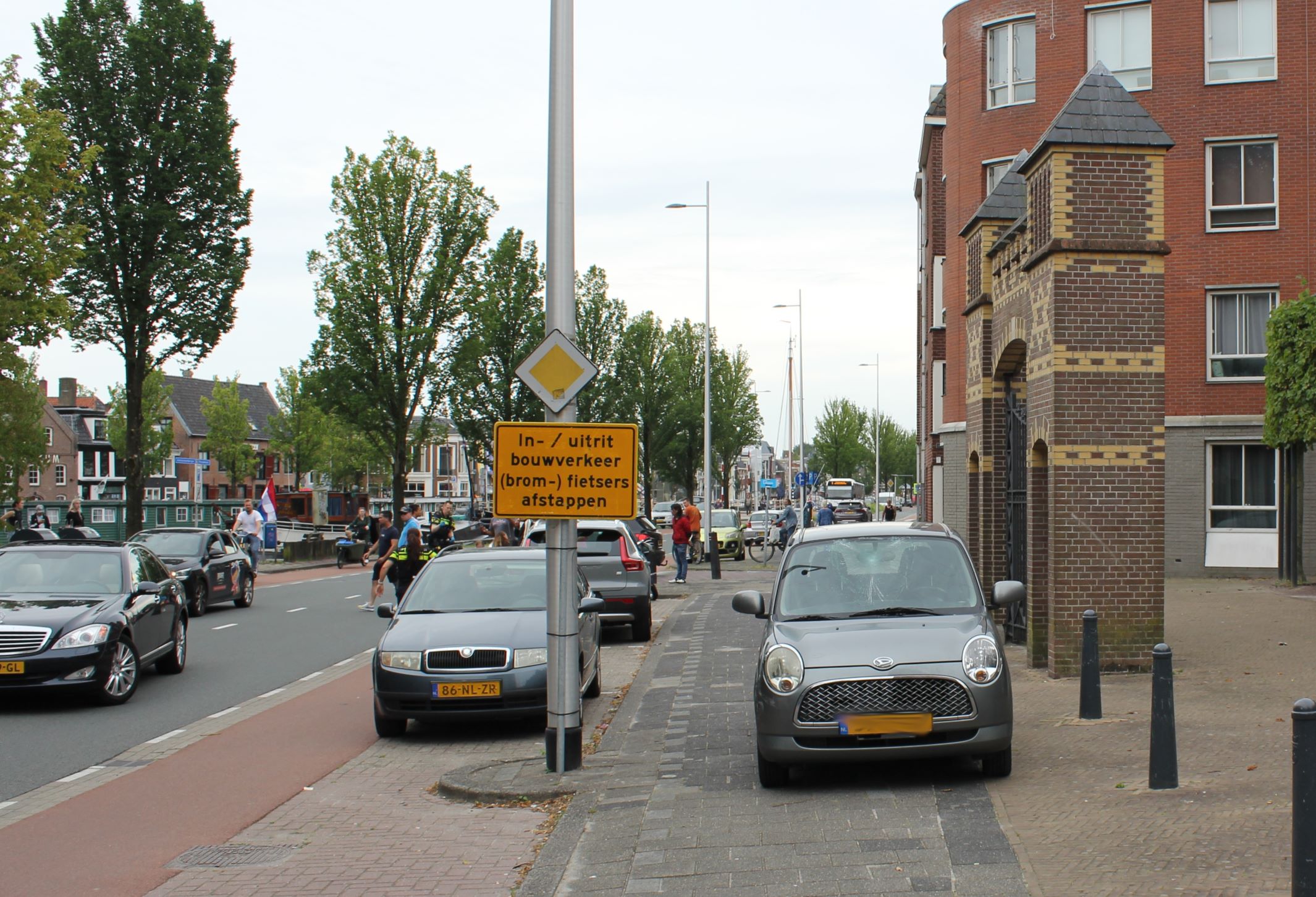 Fietser geschept door personenauto in Leeuwarden