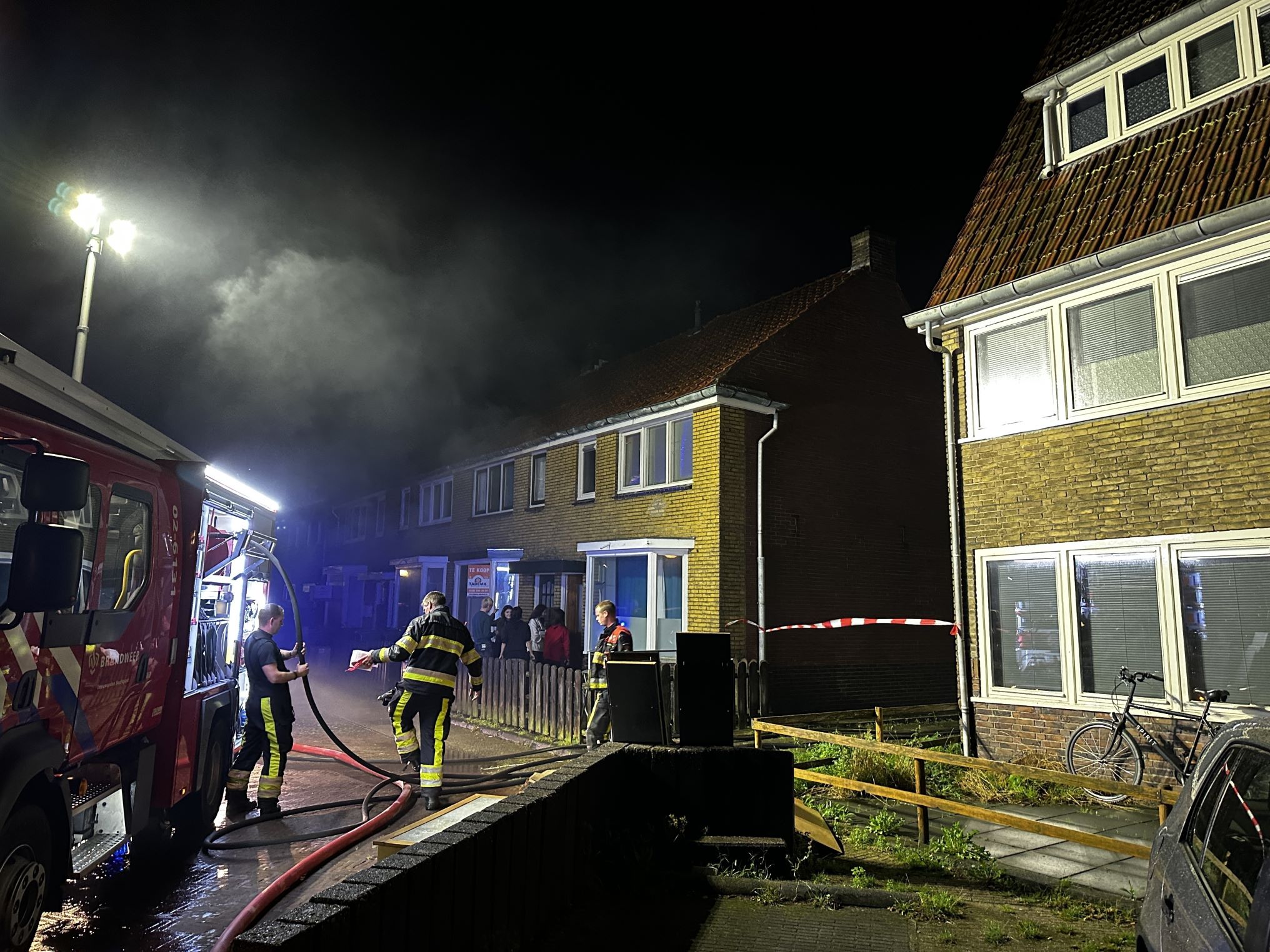 Schuur met asbest in brand in Leeuwarden; meerdere woningen ontruimd