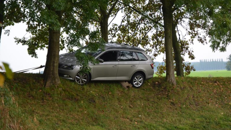 Automobilist belandt bijna onderaan dijk in Koarnjum