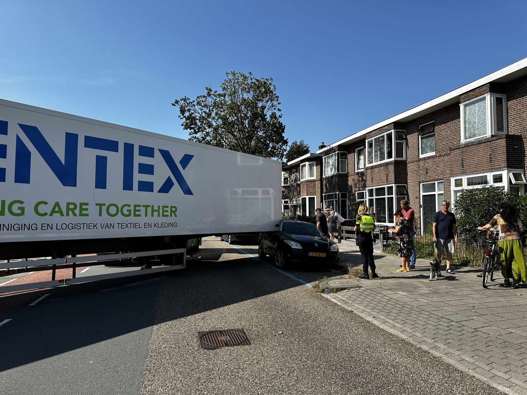 Trailer van vrachtwagen schiet los en ramt auto in Leeuwarden