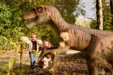 Reusachtige dinosauriërs in AquaZoo tijdens Dinoweken