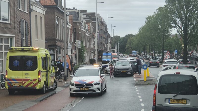Fietser gewond bij botsing met auto in Leeuwarden; traumabeertje voor betrokken kind