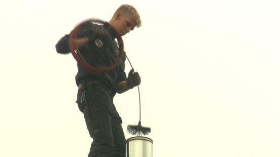 Er wordt massaal schoorsteen geveegd in Fryslân: “Bijna iets té druk”