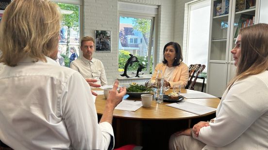 Speciale aftrap van nieuwe schooljaar op OBS De Jint in Stiens met minister Mariëlle Paul