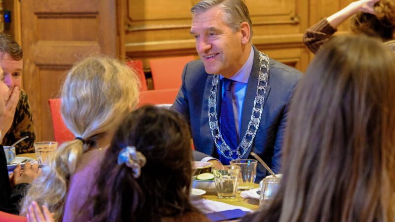 Burgemeester Buma ontbijt met kinderen van basisschool De Oldenije