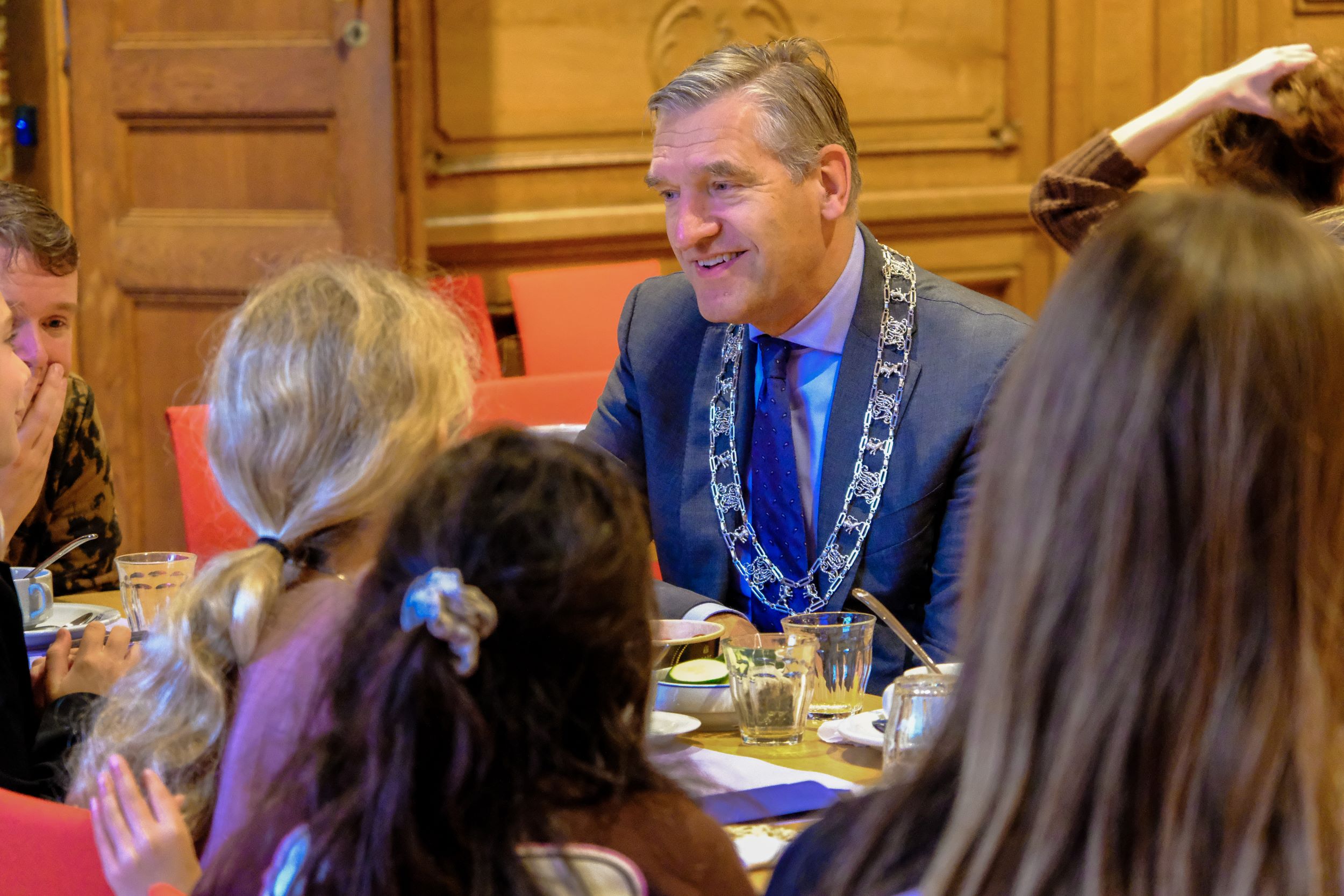 Burgemeester Buma ontbijt met kinderen van basisschool De Oldenije