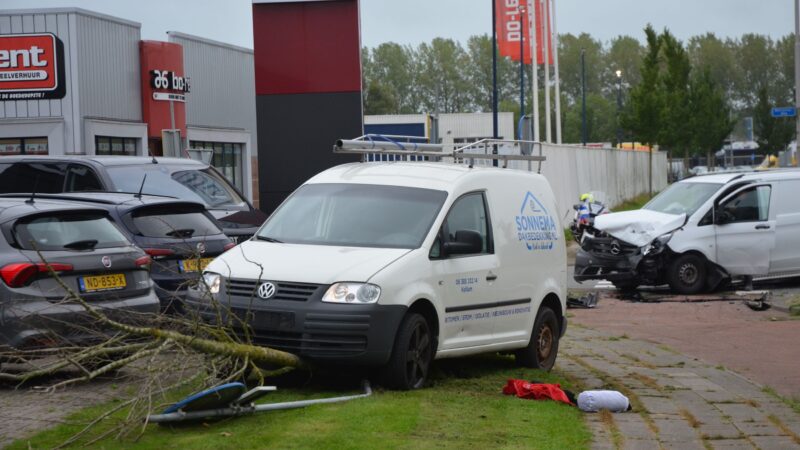 Gewonde bij ongeval tussen twee bestelbussen in Leeuwarden