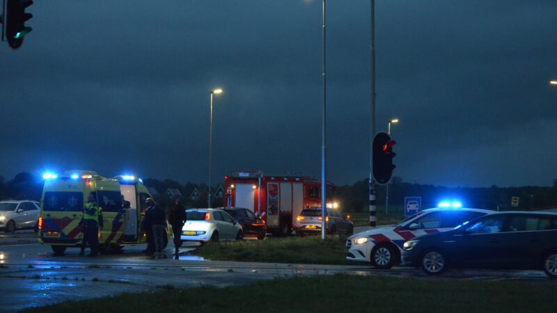 Meerdere voertuigen botsen op kruising in Leeuwarden
