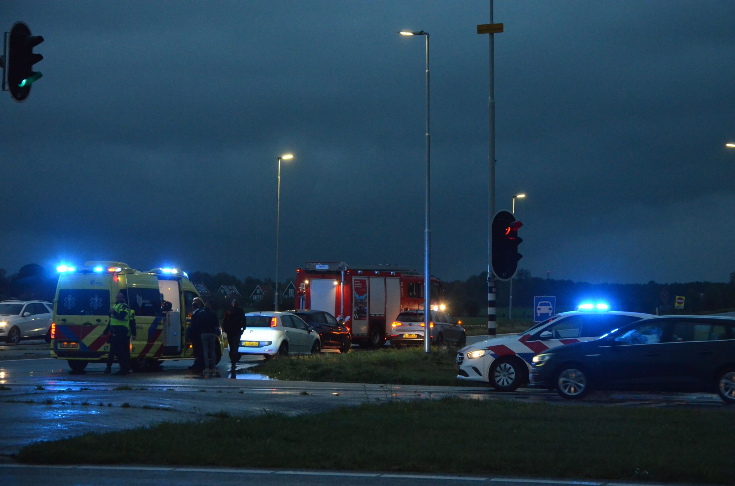 Meerdere voertuigen botsen op kruising in Leeuwarden
