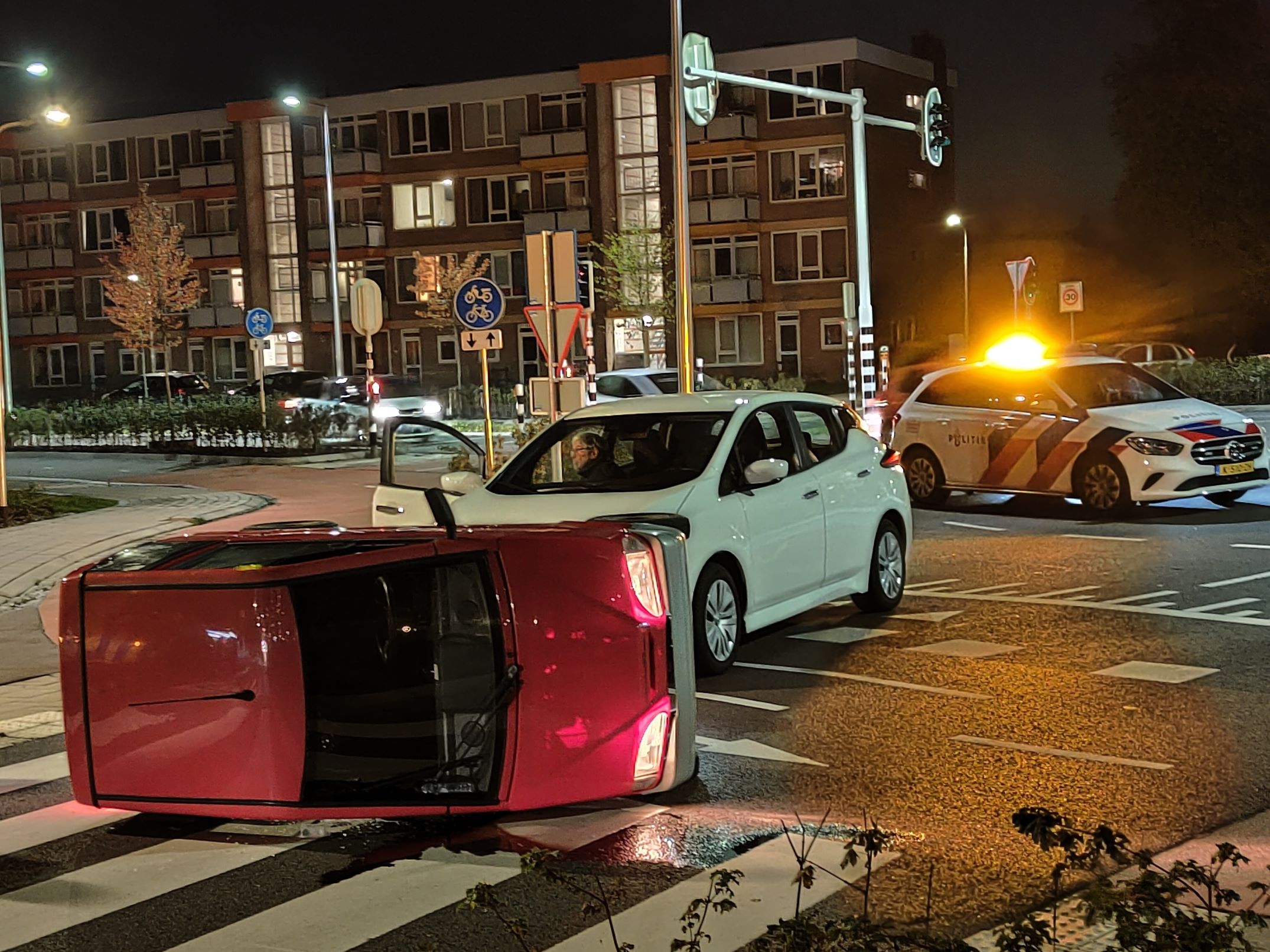 Brommobiel belandt op zijkant bij aanrijding in Leeuwarden