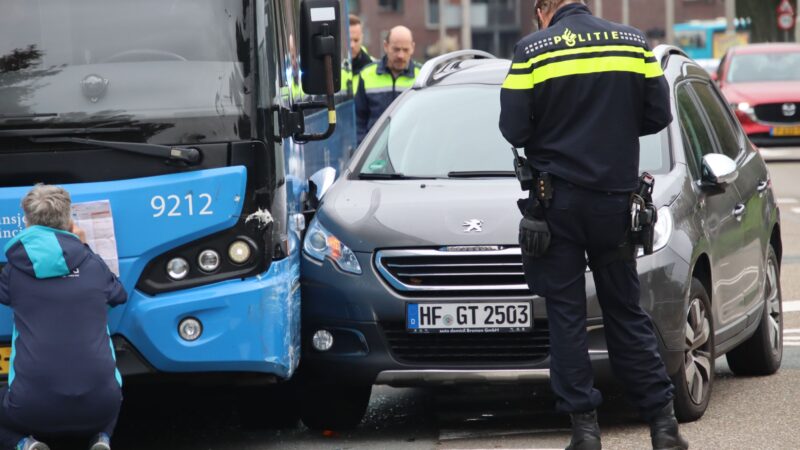 Afslaande personenauto klapt op lijnbus in Leeuwarden