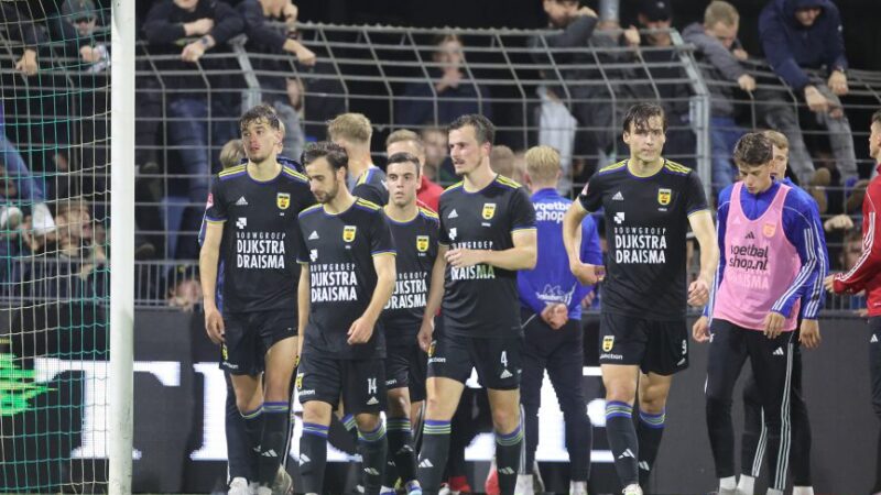 Cambuurtrainer Ultee geeft moed niet op na derde nederlaag op rij: “Tegenslag hoort erbij”