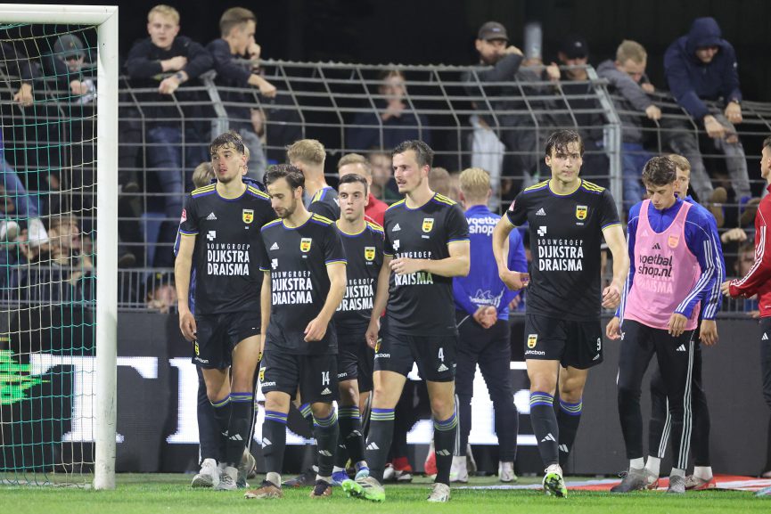 Cambuurtrainer Ultee geeft moed niet op na derde nederlaag op rij: “Tegenslag hoort erbij”