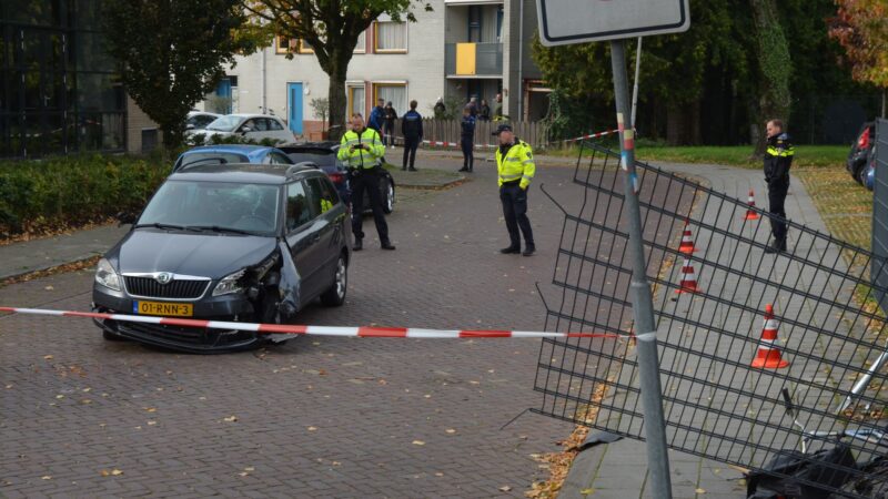 Politie verricht onderzoek nadat fietser geschept is door auto in Leeuwarden