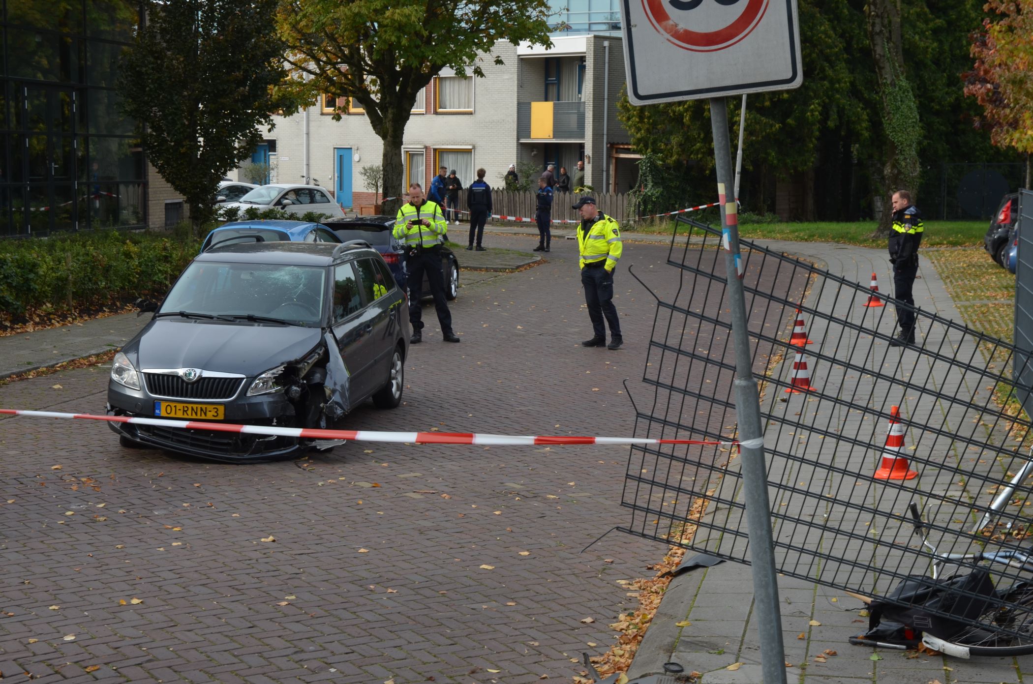 Politie verricht onderzoek nadat fietser geschept is door auto in Leeuwarden