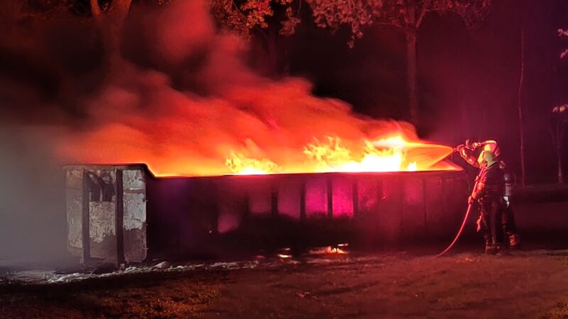 Grote bouwcontainer in brand in Leeuwarden