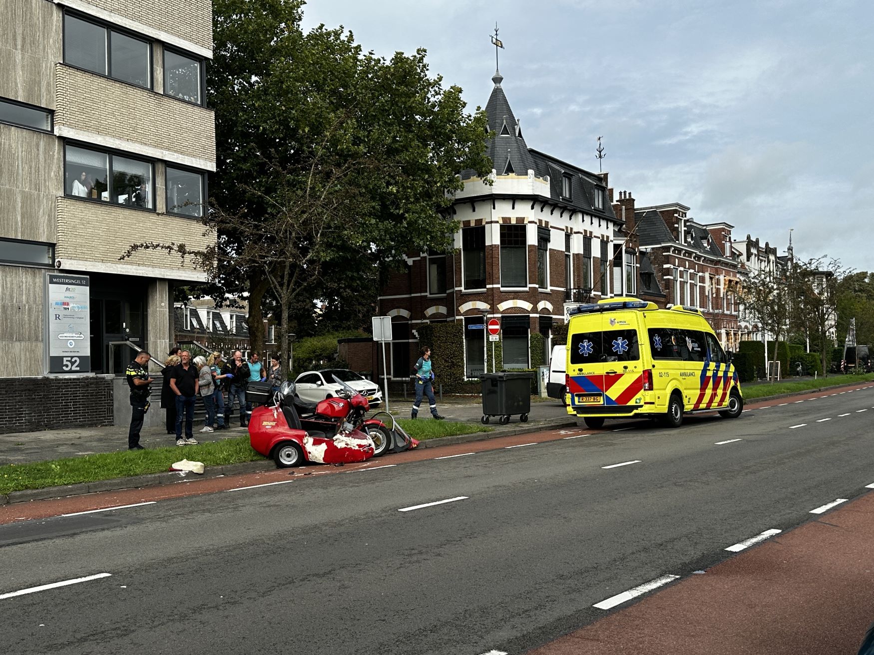 Bestuurder motor met zijspan in botsing met automobilist in Leeuwarden