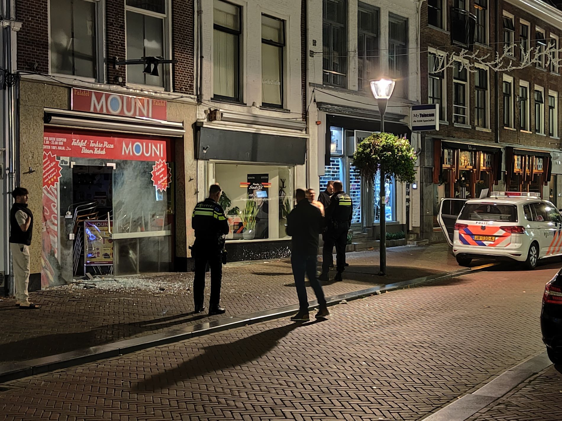 Explosie verbrijzelt voordeur Mouni in de Peperstraat te Leeuwarden