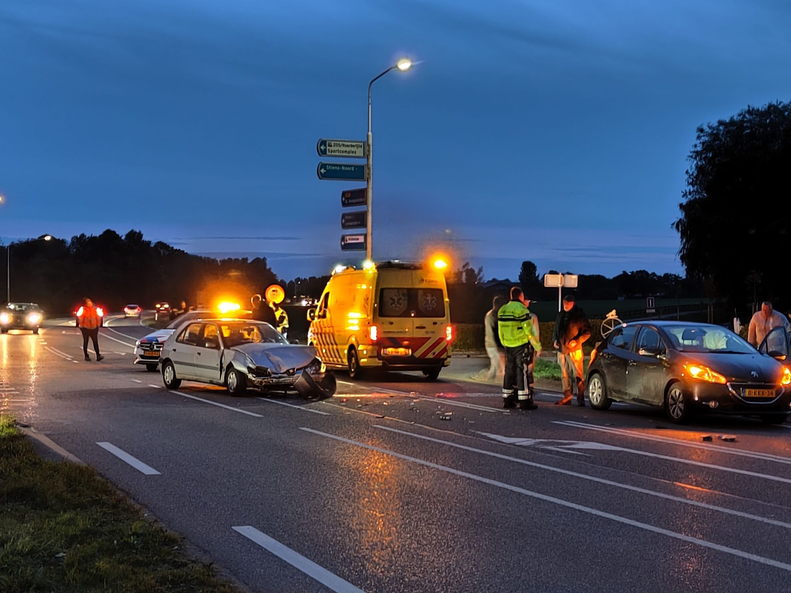 Persoon en hond gewond bij botsing op kruising in Stiens