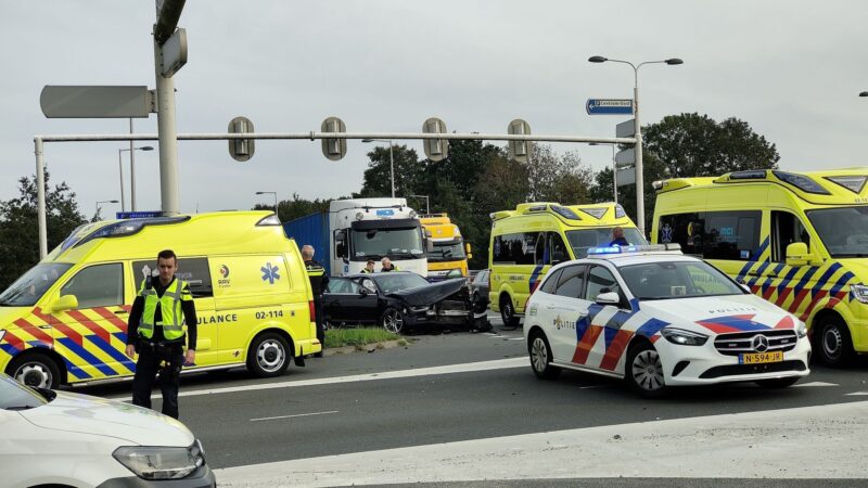 Politieauto in botsing met auto op kruising in Leeuwarden