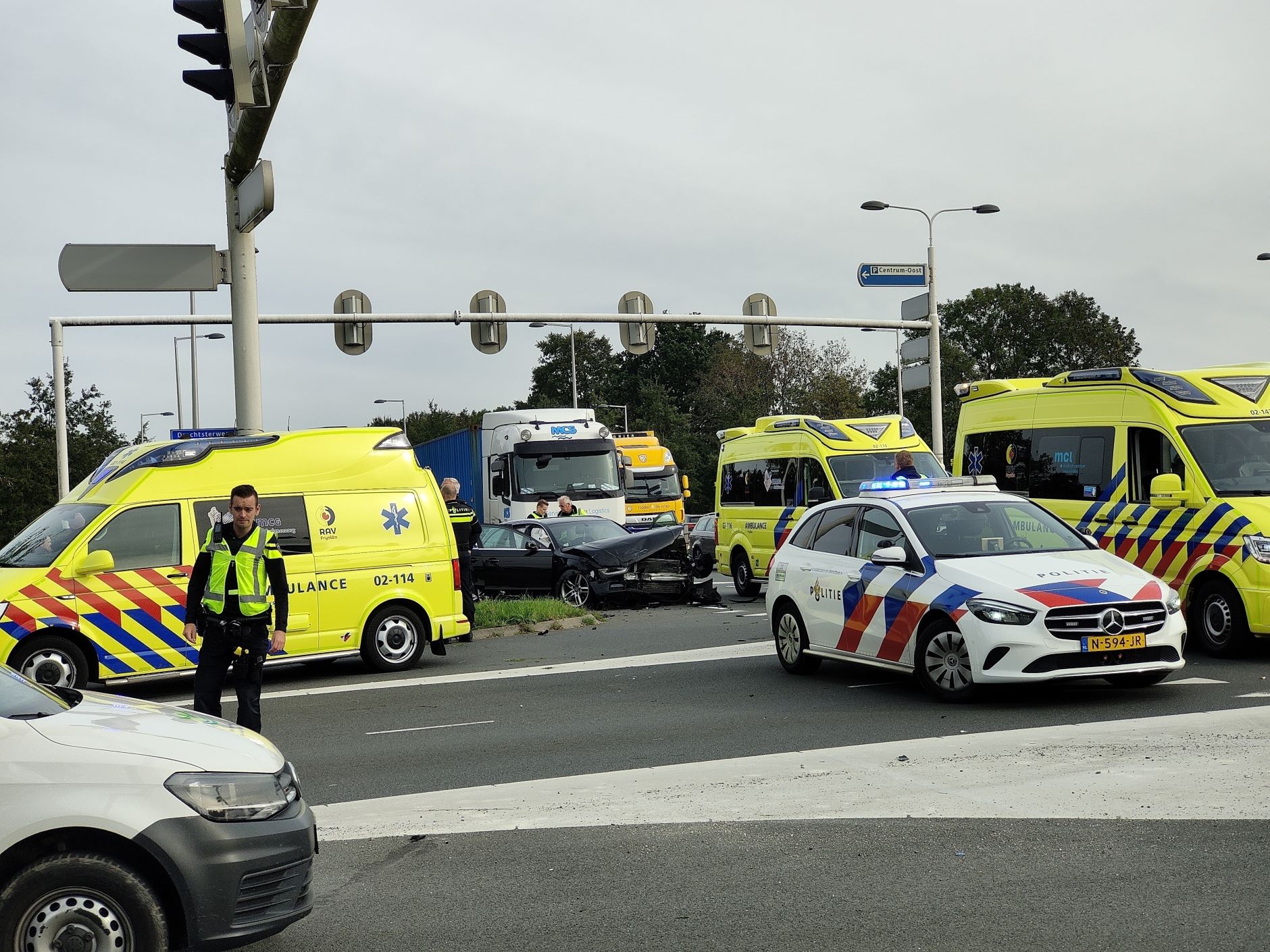 Politieauto in botsing met auto op kruising in Leeuwarden