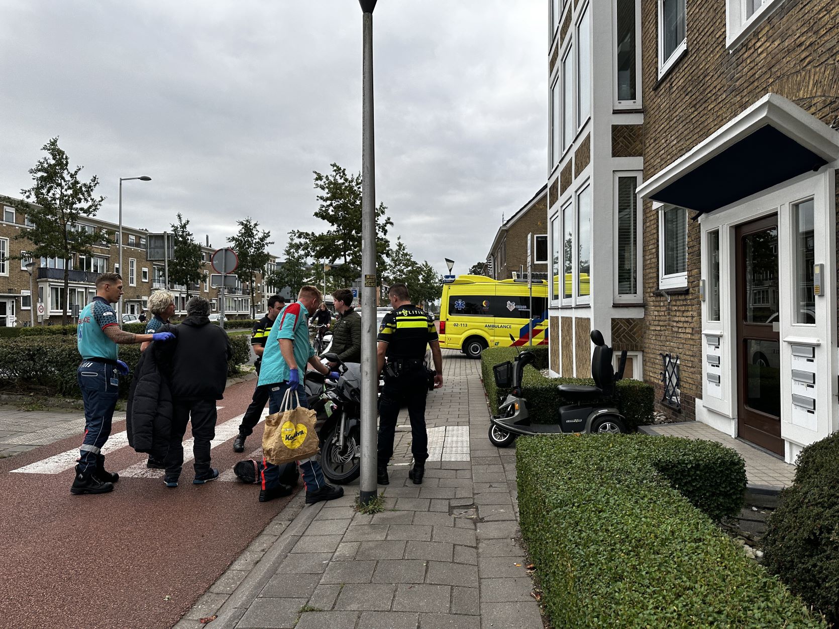 Bestuurder scootmobiel loopt armletsel op na botsing in Leeuwarden