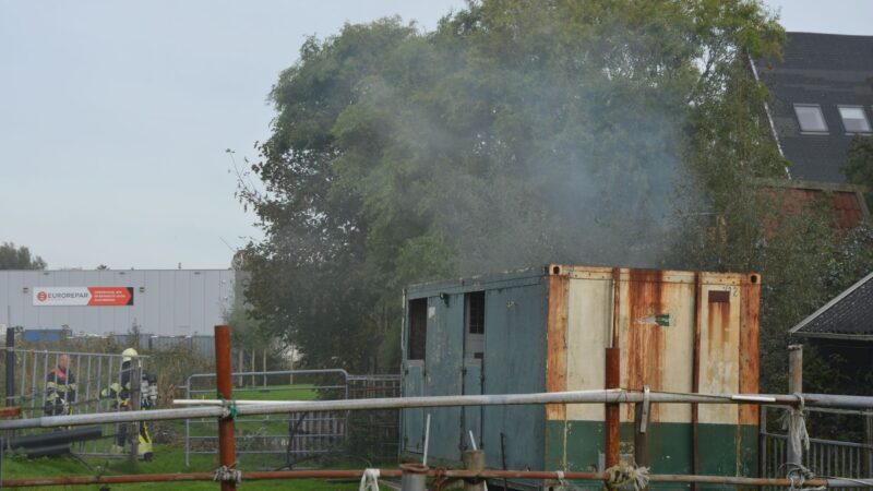 Speelhut achter woning in Wirdum vat vlam