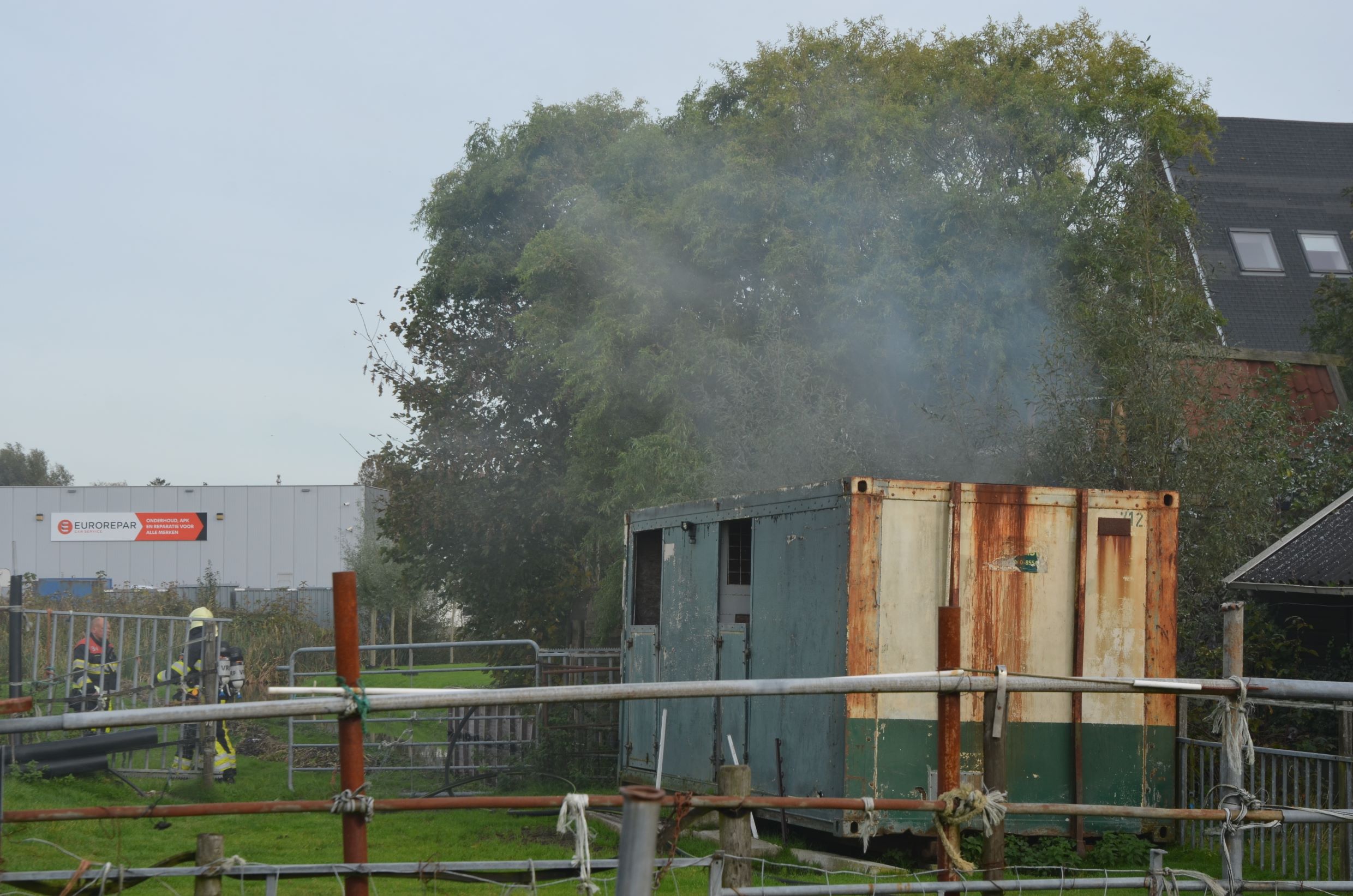 Speelhut achter woning in Wirdum vat vlam