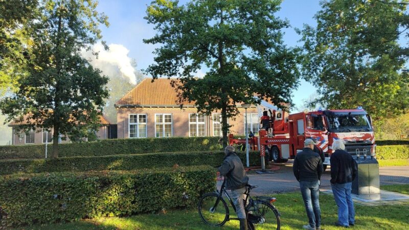 Veel rookontwikkeling bij grote brand in dorpshuis in Suwâld