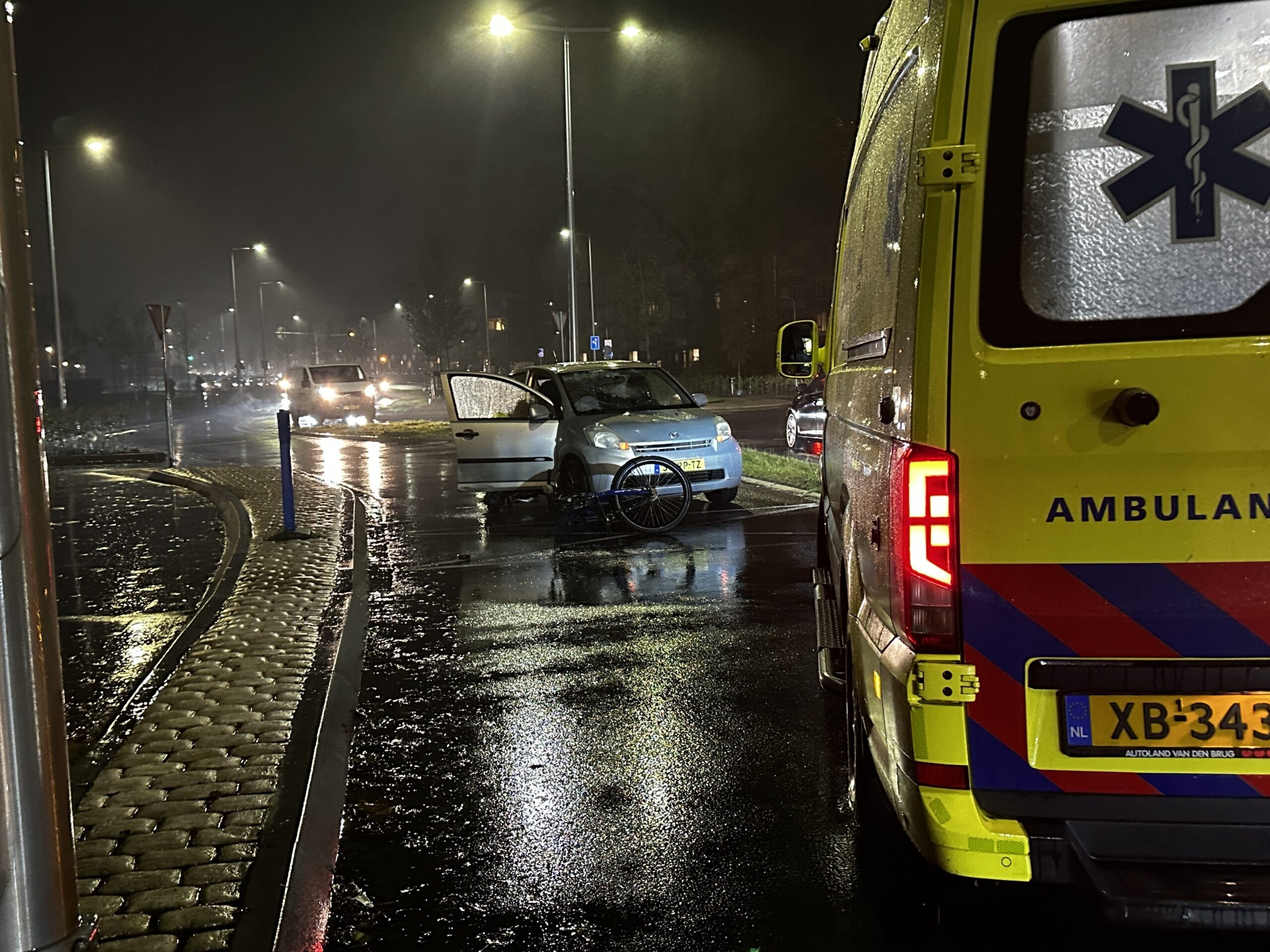 Fietser weggeslingerd na botsing met auto op Dammelaan in Leeuwarden
