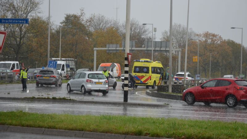 Motorscooter en personenauto botsen op Drachtsterplein in Leeuwarden