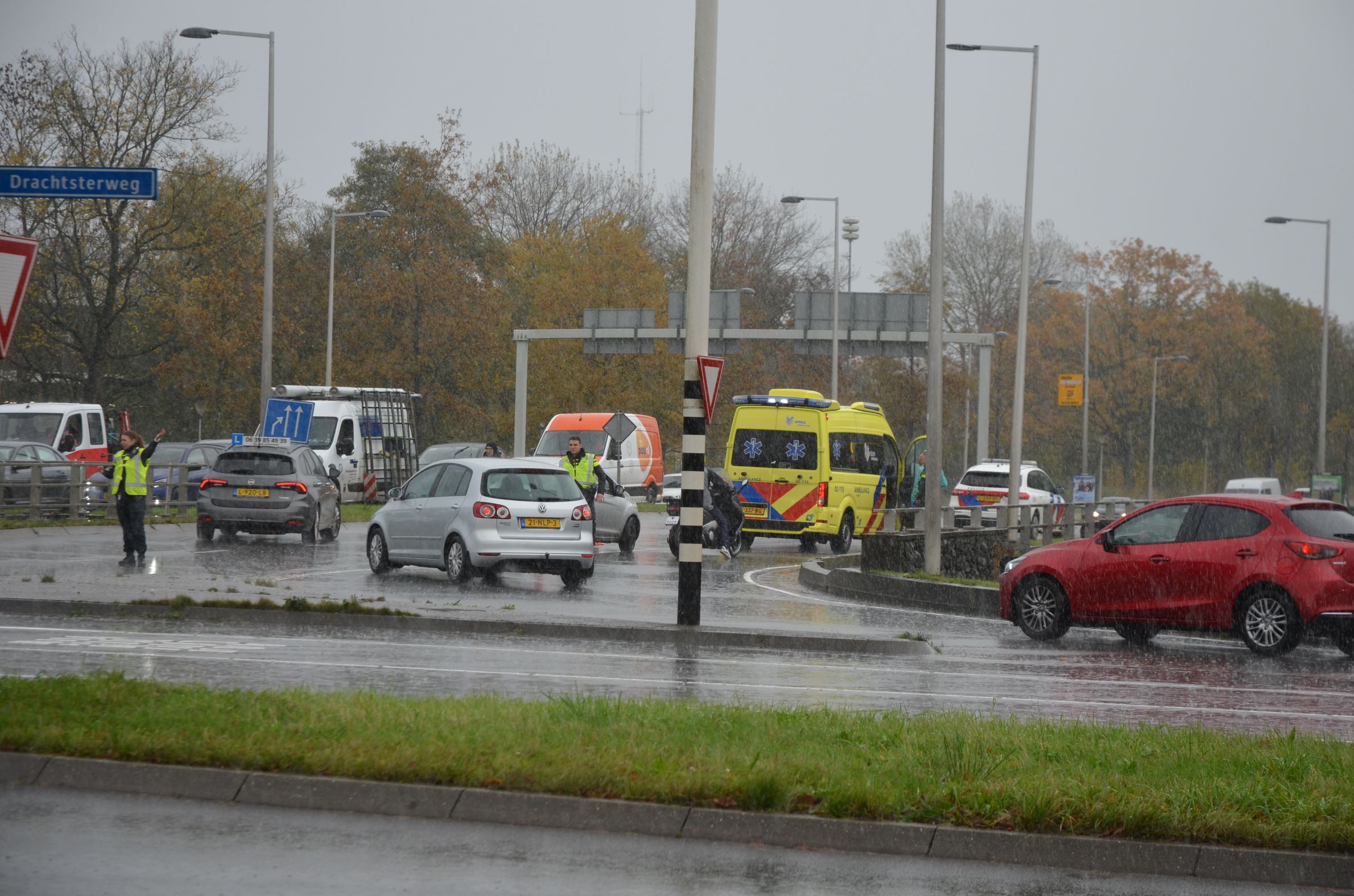 Motorscooter en personenauto botsen op Drachtsterplein in Leeuwarden