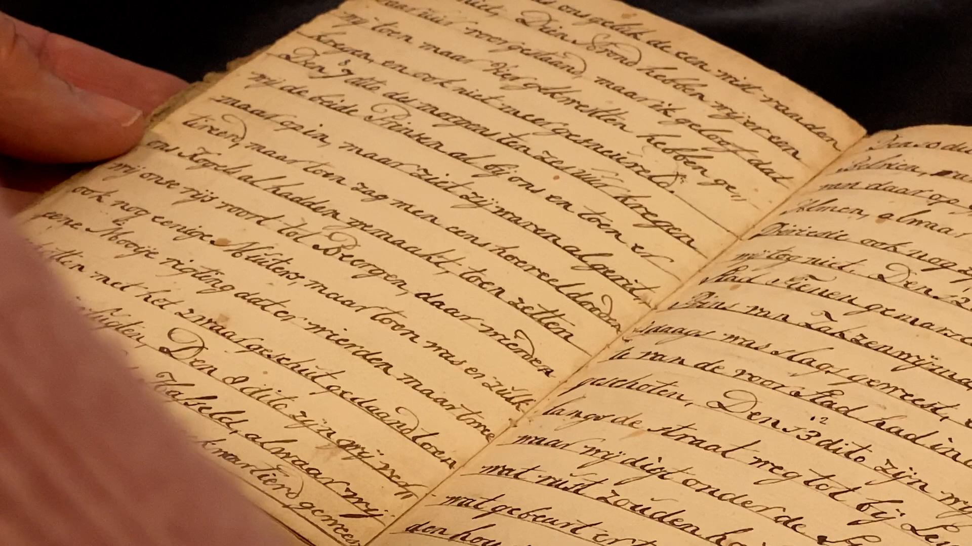 Video: Tresoar krijgt bijzonder reisverslag van soldaat uit 1831: “Dit is uitzonderlijk”