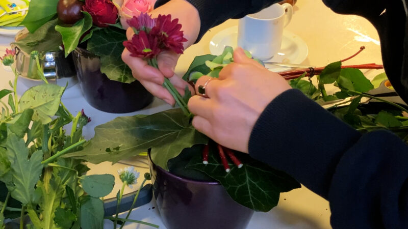 VIDEO: Werkgroep Goutum heet vluchtelingen welkom met bloemschikken: “Mensen missen soms hun familie en dan is zo’n activiteit heel belangrijk”