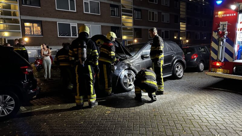 Personenauto beschadigd door brand in Leeuwarden
